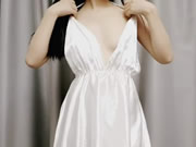 Gadis cantik melakukan striptease