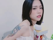 Gadis Taiwan diinjak-injak kakinya