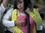 Gadis jepang berdada imut di bus